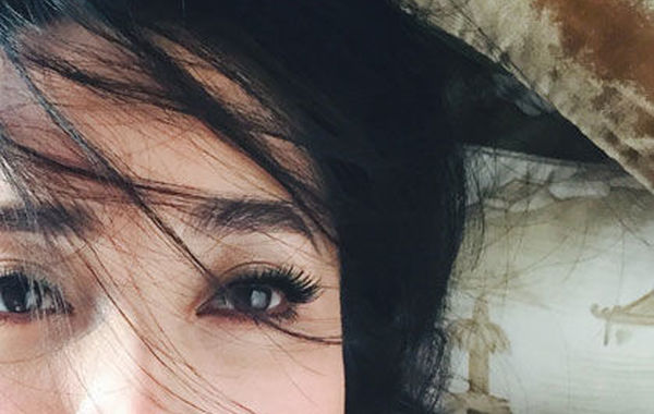 蔣勤勤吊帶美照。