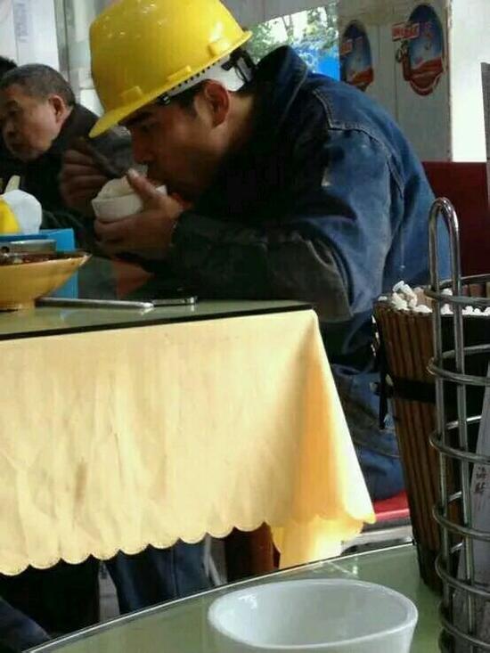 網(wǎng)友調(diào)侃：周周，慢點吃