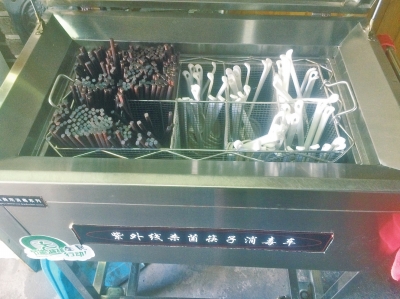 優(yōu)勝南路一家飯店使用的消毒車(chē)