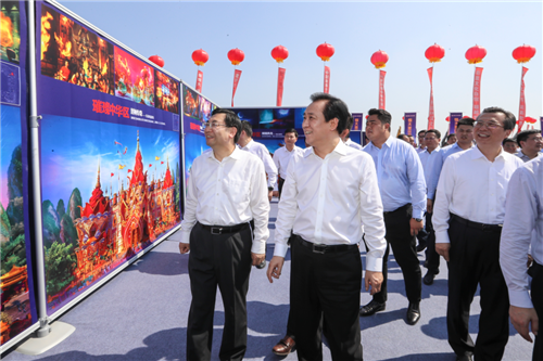 胡和平許家印參觀童世界展板