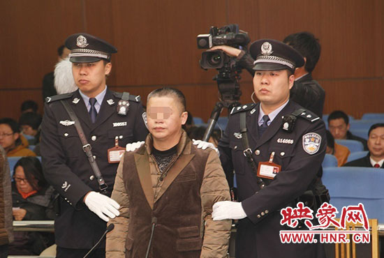 被告人被法警帶上法庭時(shí)，身上沒(méi)有戒具，也沒(méi)有剃光頭。（圖片來(lái)源于微博@豫法陽(yáng)光）