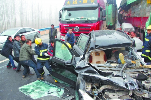 現(xiàn)場(chǎng)慘不忍睹，眾人合力施救。