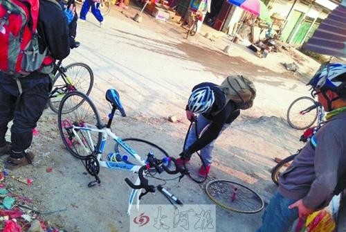 運(yùn)氣不好，十分鐘被扎了兩次胎，只能自己修車。