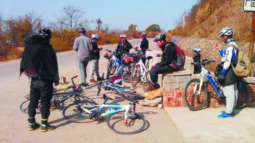 1月21日，他們路過湖南中路鋪鎮(zhèn)，在路邊短暫休息。