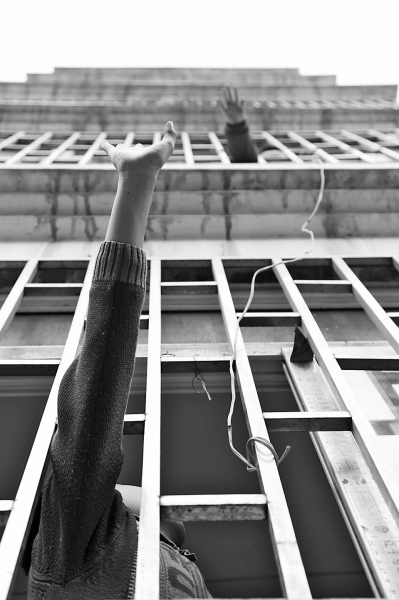 聽(tīng)到聲音小哥倆就在窗戶邊集合，不聚不散。