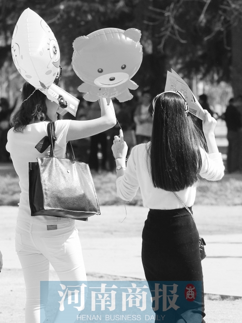 昨天高溫，有人穿上了短袖 記者 鄧萬(wàn)里/攝