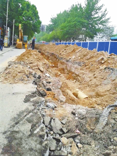 文化路大修改造工程，目前西半幅圍擋已基本鋪設到位。