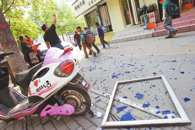 鄭州一樓房窗戶5樓墜下 砸中轎車劃傷人