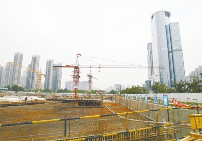 中州大道與金水東路東北角，正在建一座大型停車場。