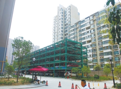 商城路與英協(xié)路交叉口附近的濱河綠苑小區(qū)內(nèi)，剛剛建好一個立體停車場。