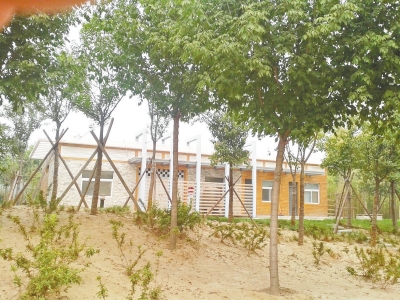 南三環(huán)上的一處公廁掩映在綠樹間，也鎖著門