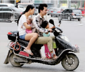 帶著孩子騎電動車，安全一定要放在第一位。