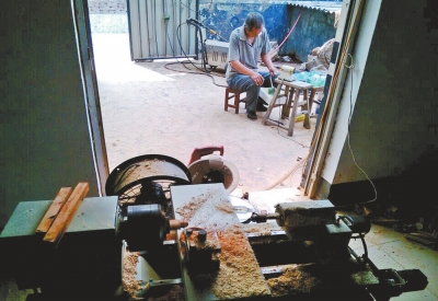 前邊是加工珠子的小車床,后邊正在拋光珠子。