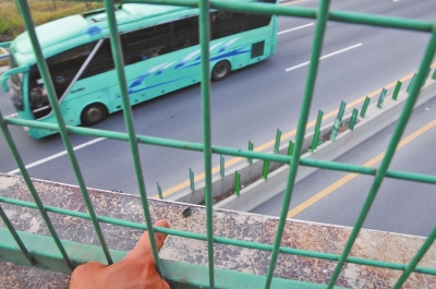 事發(fā)現(xiàn)場的橋梁護(hù)欄上,還留有疑似肇事瀝青塊的碎片。