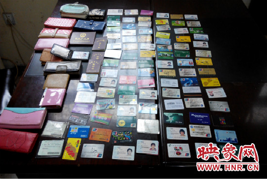 在日常執(zhí)勤當中，巡防隊員經(jīng)常能撿到很多的身份證和銀行卡。