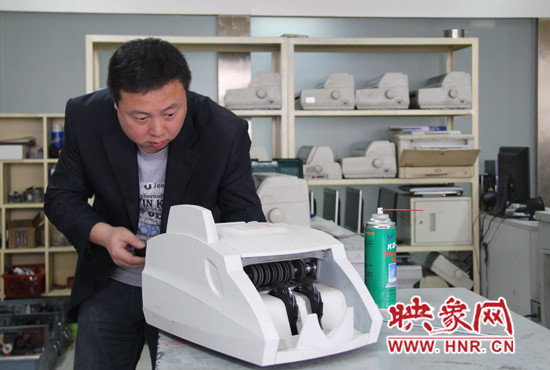 陸涌每天的工作就是和機(jī)器“談心”、發(fā)現(xiàn)故障、修好它們。