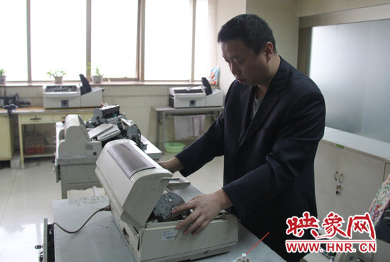 “不行，我再試一下，我一定要修好它?！庇龅诫y題，東北人身上的那股執(zhí)拗勁讓他又堅(jiān)持了下來