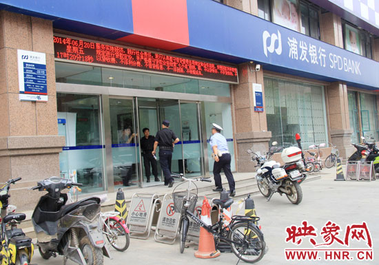 民警趕到現(xiàn)場了解情況。