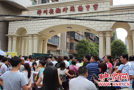 考試快結(jié)束時，陪考的家長涌入學校接孩子。