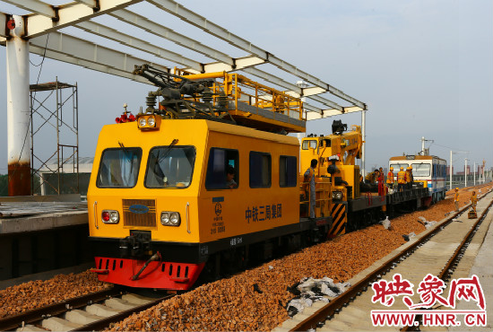 一列工程車從站臺駛過。