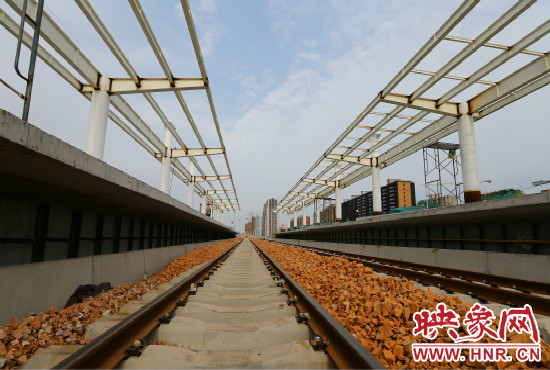 筆直的軌道等待著即將通車的幸福時刻。