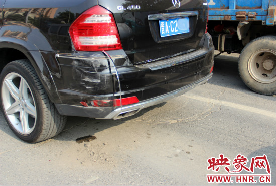 無辜奔馳越野車殘被追尾。