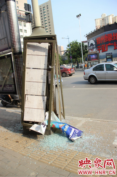 路旁的路燈箱已經(jīng)被肇事車輛撞碎。