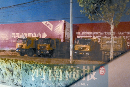 昨夜，記者發(fā)現(xiàn)一些工地外，渣土車們正在“休息”記者 鄧萬(wàn)里/攝