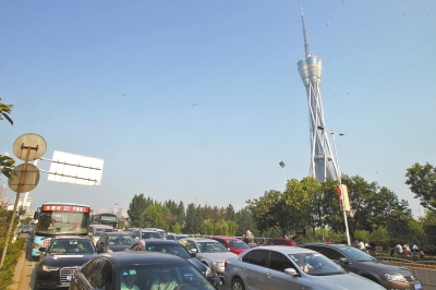 航海路中原福塔門前調(diào)頭口被封閉，等待左轉(zhuǎn)調(diào)頭的車輛排起長隊。