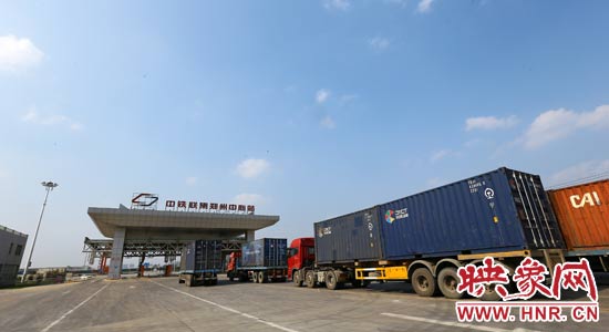 一頭連著生產(chǎn)，一頭牽著消費，現(xiàn)代物流業(yè)成為經(jīng)濟運行的血脈。 段晉哲/攝