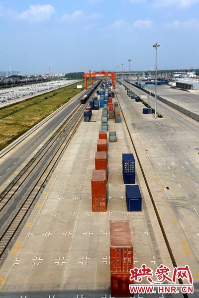 打造成為中西部地區(qū)對外貿(mào)易的“無水港”。段晉哲/攝