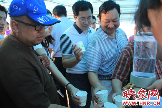 來自北京、天津、河北的40多家媒體的記者紛紛前來品嘗丹江口水庫的水