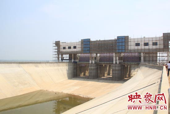 正式通水后，湍河渡槽5秒鐘就能注滿一個標(biāo)準(zhǔn)的游泳池