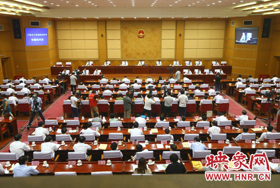 7月29日下午，河南省十二屆人大常委會第九次會議召開關(guān)于職業(yè)教育專題詢問會。