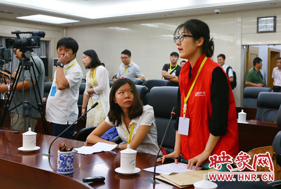 映象網(wǎng)記者就網(wǎng)友關(guān)心熱點問題向省教育廳副廳長尹洪斌提問。