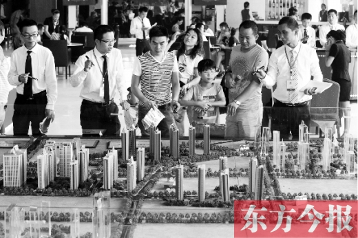 昨天上午，在鄭州市區(qū)一售樓部內(nèi)，看房的顧客比平時多了不少