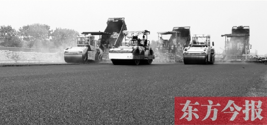 鄭州通航試驗區(qū)上街機場的改擴建工程正在緊張施工，寬闊的跑道已經(jīng)基本竣工