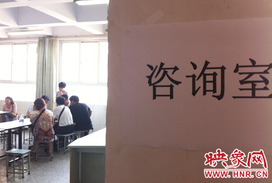 在金水區(qū)教體局設(shè)立的“復(fù)議”現(xiàn)場，家長們提出了各式各樣的問題。