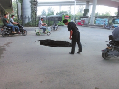 市民探頭看，大坑“深不可測”。