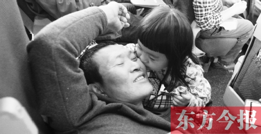 女兒嘟嘟不時的親吻是他最好的“鎮(zhèn)痛藥”。