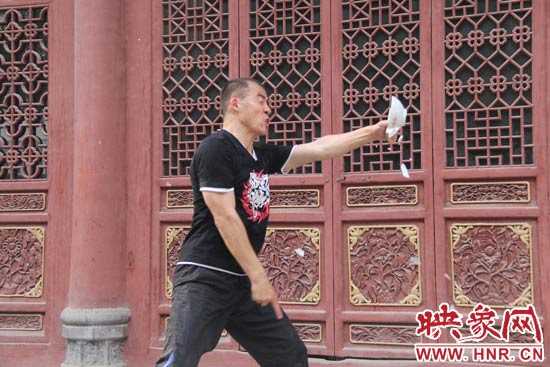 樊偉鵬展示其單指碎碗的絕技。