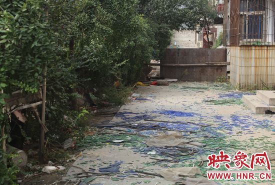 社區(qū)內(nèi)已是狼藉一片。