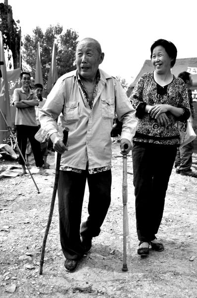 2011年6月26日，何兆勝在三女兒的陪伴下漫步在搬遷現(xiàn)場。