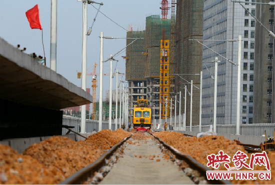 工程車在鋪好的軌道上忙碌不停。