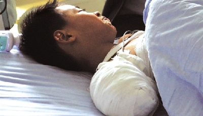 被黑熊咬掉右胳膊后，他忍著痛沒哭；術(shù)后躺在病床上，他沒哭。