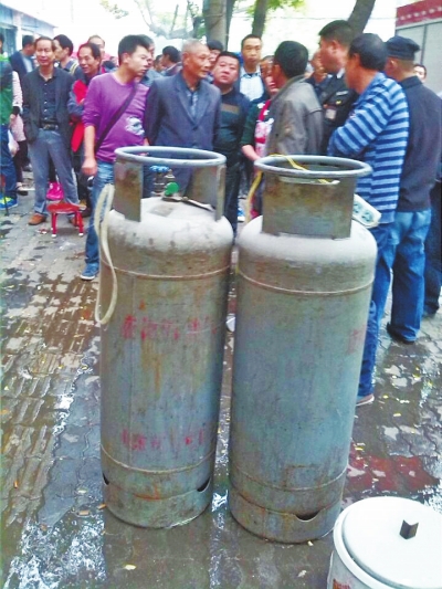 這兩個大塊頭沒事，眾人懸著的心平靜下來。