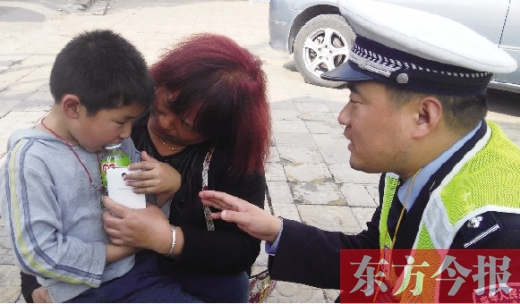 昨日，5歲的男孩獲救后，向民警講述被拐經(jīng)過(guò)。