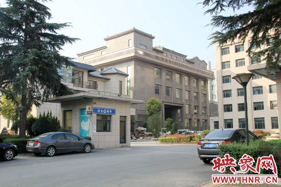 據(jù)這座建筑的一名工作人員稱，整座建筑為海龍集團所有，房屋建成之后用作公司紅木家具展示。