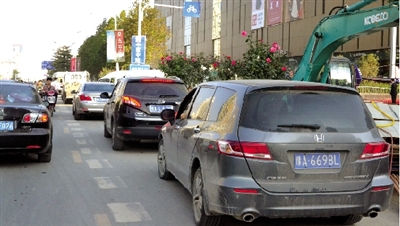 中原路華山路口，花壇擋了進(jìn)入地下商場(chǎng)的車流