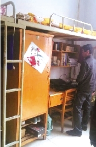 家人拍攝的孫慧博宿舍高低床照片。